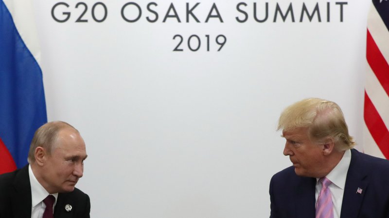 Fotografija: Ruski predsednik Vladimir Putin in ameriški predsednik Donald Trump med njunim srečanjem ob robu vrha skupine države G20 v Osaki.FOTO: AFP