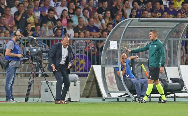 Darko Milanič je bil povsem v tekmi, opozarjal na napake, delil nasvete, spodbujal, a učinka ni bilo. FOTO: Tadej Regent/Delo