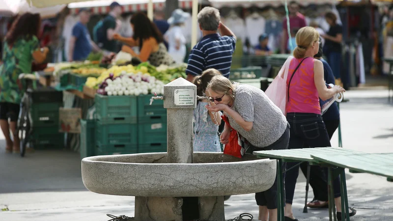 Fotografija: Pitja vode ne smemo nadomestiti s pitjem kave, pravega čaja, sladkih in alkoholnih pijač. Kofein in alkohol delujeta blago diuretično, kar dodatno pospešuje izločanje vode iz telesa, opozarja dr. Matej Gregorič iz NIJZ. Foto Leon Vidic