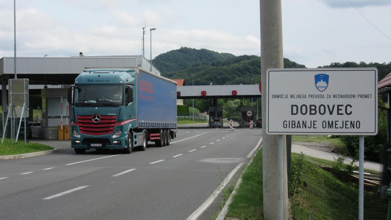 Fotografija: Na mejnem prehodu Dobovec je od 1. avgusta dovoljen prevoz težkih tovornih vozil, ki imajo sedež, naklad, doklad ali razklad na območju Krapine in Zagorja. FOTO: Špela Kuralt/Delo