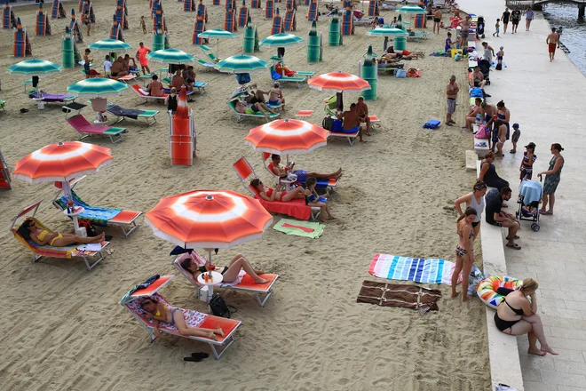 Dopoldne so bile prve vrste hitro zasedene, zadaj pa se je našlo še precej prostora. Večja gneča je ob popoldnevih in ob koncih tedna. FOTO: Tomi Lombar