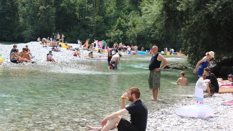 Fotografija: Takšno je kopališče na sotočju Tolminke in Soče v času glasbenih festivalov. Fotografije Blaž Močnik