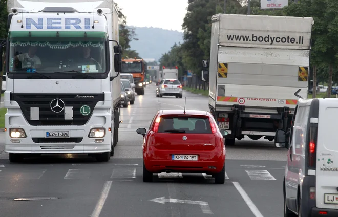 Letališko cesto, ki bo zaradi načrtovanih velikih investicij v BTC postala prometno še bolj obremenjena, bodo kmalu začeli obnavljati. FOTO: Roman Šipić/Delo