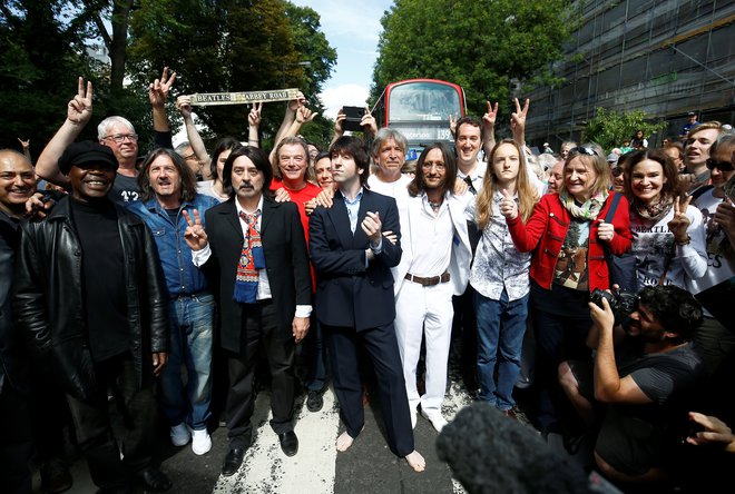 Danes so se na Abbey Road zbrali številni oboževalci in posnemovalci The Beatles. FOTO: Henry Nicholls/Reuters