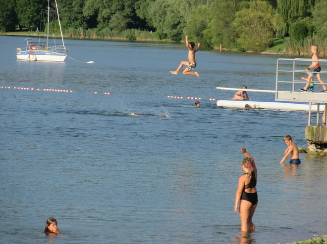 Skoki v vodo so vedno najbolj zabavni. FOTO: Špela Kuralt/Delo