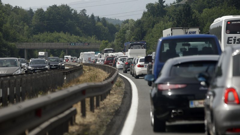 Fotografija: Največ prometa in zastojev bo na avtocestah od Avstrije proti Hrvaški in nazaj. FOTO: Blaž Samec/Delo