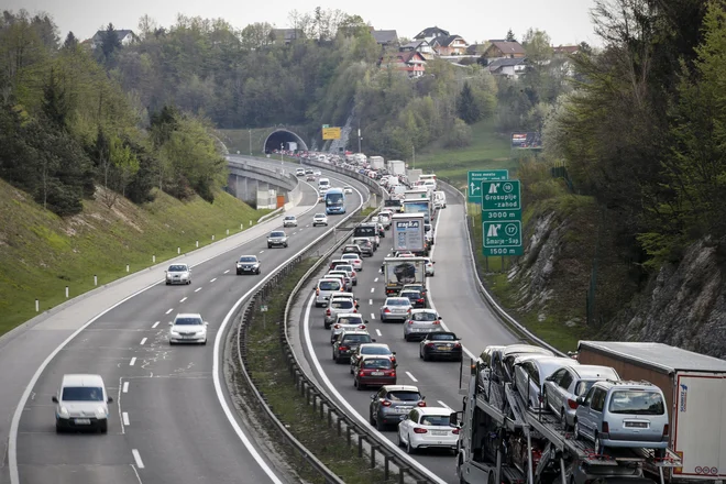 Že zdaj opozarjajo na praznik v četrtek, 15. avgusta, ko bo zaradi podaljšanega konca tedna močno povečan promet že v sredo, 14. avgusta. FOTO: Uroš Hočevar/Delo