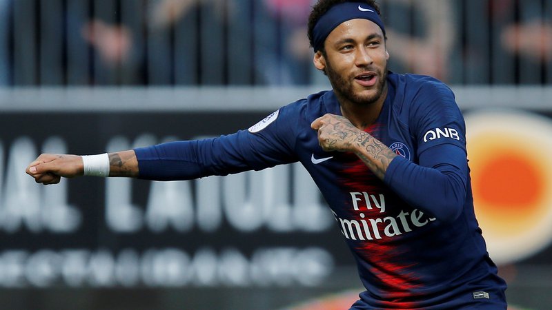Fotografija: Najdražji nogometaš na svetu Neymar se je rešil preiksave o domnevnem posilstvu, zdaj pa ga čakajo še naporna pogajanja o prestopu k Barceloni. FOTO: Reuters