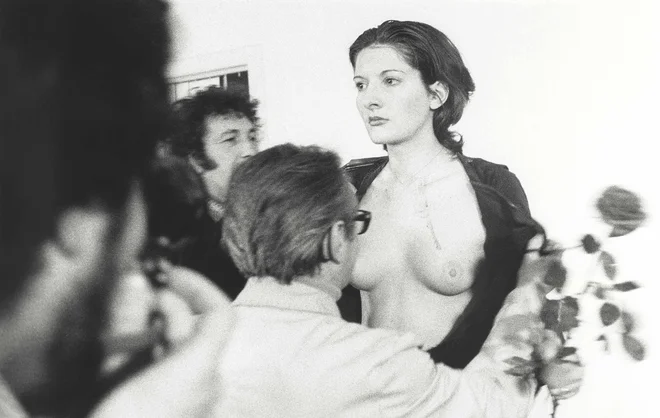 V performansu <em>Ritem 0</em> so obiskovalci Marini Abramović, ki si je dodelila vlogo objekta, strgali obleko, jo polivali z vodo, se je dotikali, jo rezali po vratu ... FOTO: Inštitut Marine Abramović