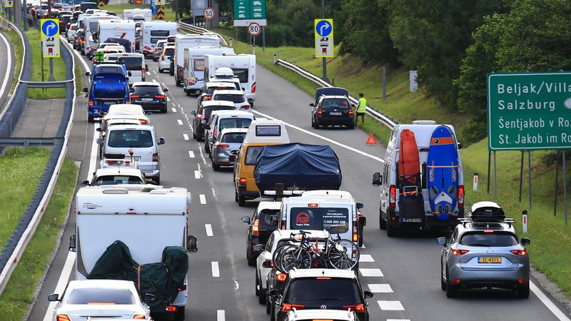 Fotografija: Danes velja splošna omejitev prometa za tovorna vozila nad 7,5 tone, na primorskih cestah do 16. ure, po ostalih cestah v državi pa od 8. do 13. ure. FOTO: Tomi Lombar