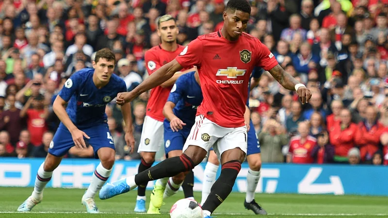 Fotografija: Manchester United's English striker Marcus Rashford (C) shoots to score from the penalty spot for the opening goal during the English Premier League football match between Manchester United and Chelsea at Old Trafford in Manchester, north west England, on August 11, 2019. (Photo by Oli SCARFF / AFP) / RESTRICTED TO EDITORIAL USE. No use with unauthorized audio, video, data, fixture lists, club/league logos or 'live' services. Online in-match use limited to 120 images. An additional 40 images may be used in extra time. No video emulation. Social media in-match use limited to 120 images. An additional 40 images may be used in extra time. No use in betting publications, games or single club/league/player publications. / Foto Oli Scarff Afp