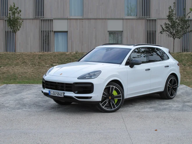 Porsche cayenne turbo S E-hybrid je ta hip najzmogljivejši cayenne v ponudbi in prvi najmočnejši z dodanim elektromotorjem. FOTO: Blaž Kondža