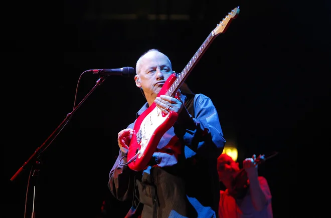 Mark Knopfler še vedno z užitkom zaigra največje hite Dire Straits. FOTO: Leon Vidic/Delo