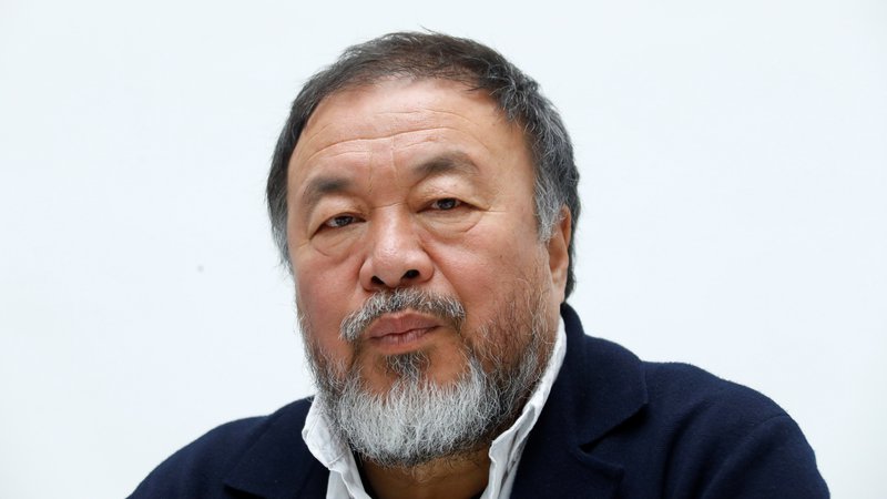Fotografija: Kitajski umetnik Ai Weiwei na konferenci ob razstavi »Vse je umetnost. Vse je politika« v Düsseldorfu maja letos.  FOTO: Ralph Orlowski/Reuters
