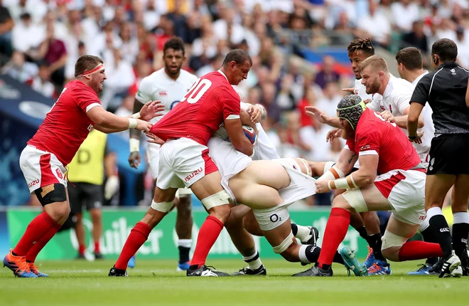 Utrinek iz prijateljske ragbi tekme med Anglijo in Walesom, ki je potekala v angleškem mestu Twickenham. FOTO: Peter Cziborra/REUTERS