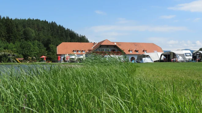 Breško jezero ob vznožju gore Pece. FOTO: Mateja Kotnik