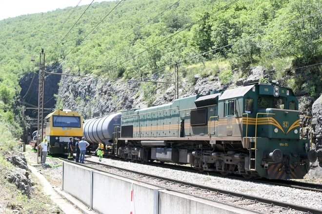 V predoru pri Hrastovljah se je iztirilo šest vagonov. FOTO: Marko Feist 