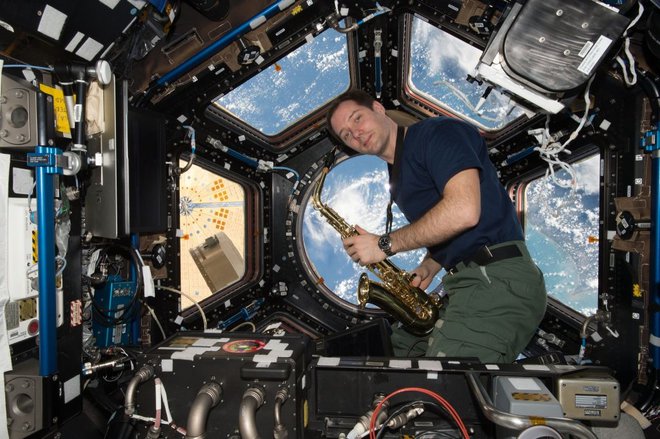 Francoski astronavt Thomas Pesquet je pred leti na postajo odnesel saksofon. FOTO: ESA/NASA