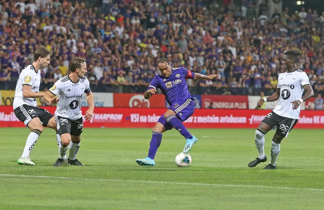 Marcos Tavares je v Ljudskem vrtu dosegel edini gol za Maribor in sovjega jubilejnega 30. v Evropi. FOTO: Tadej Regent/Delo