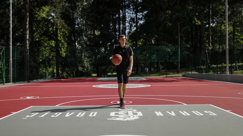Fotografija: Goran Dragić je poleg košarkarskih uspehov znan po dobrodelnosti in vračanju lokalnemu okolju. Na Rogli že šest let navdušuje mlade košarkarje in nanje prenaša svoje vrednote, letos pa se je odločil za nadgradnjo. FOTO: Uroš Hočevar/Delo
