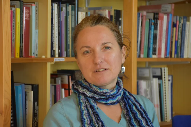 Kar 71 odstotkov plačane pomoči na domu je pred desetletjem potekalo v polju sive ekonomije, danes pa so te številke verjetno še višje, pravi raziskovalka dr. Majda Hrženjak z Mirovnega inštituta.