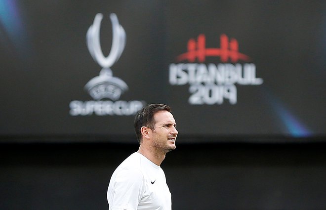 Frank Lampard še nima veliko trenerskih izkušenj, v prejšnji sezoni je vodil Derby County, ki se mu ni uspelo vrniti v premier league. FOTO: Reuters