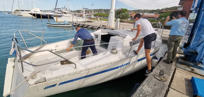 Tako so privezali jadrnico Happyness v Marini Portorož. FOTO:  Boris Šuligoj