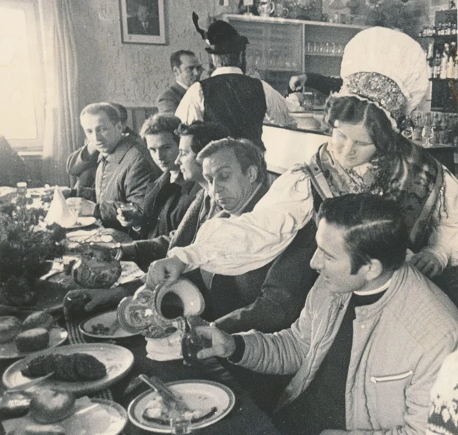 Ameriški astronavti James Irwin, Alfred Worden in David Scott, posadka vesoljskega poleta Apollo 15 v gostilni Kuralt v Spodnijh Gorjah, 1972. FOTO: Edi Šelhaus