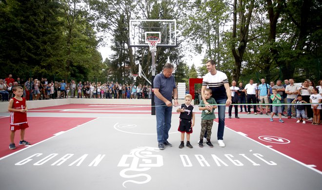 Trak na pametnem igrišču sta ob pomoči otrok prerezala župan Zoran Jankjović in košarkar Goran Dragić. FOTO Roman Šipić/Delo