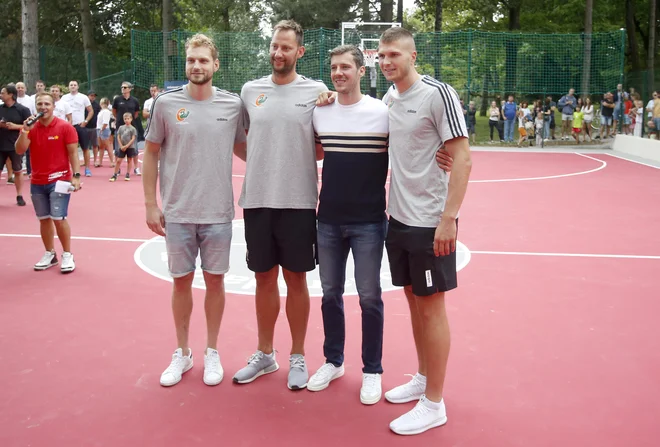 Goran Dragić s tremi zlatimi reprezentanti, člani Cedevite Olimpija. FOTO Roman Šipić/Delo