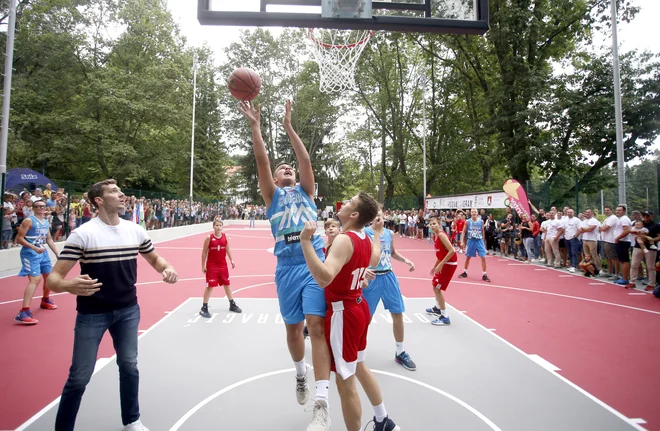 V eksihibicijski tekmi sta se pomerili ekipi Gorana Dragiča s fanti iz njegovega kampa in Marka Miliča z mladimi reprezentanti iz selekcije U 14. FOTO Roman Šipić/Delo