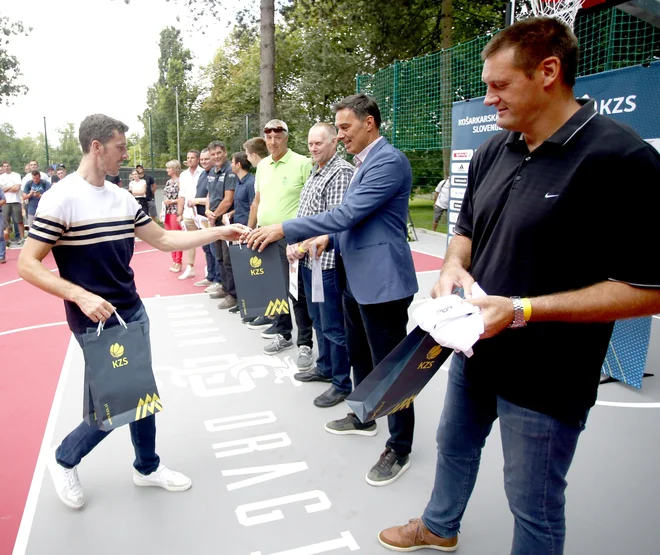 Goran Dragić je tudi pomagal pri žrebu v domači košarkarski ligi, v kateri je prvake iz Sixta Primorske zastopal Goran Jagodnik. FOTO: Roman Šipić