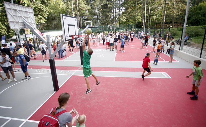 Novo igrišče v Tivoliju je namenjeno vsem, ki imajo radi košarko. FOTO: Roman Šipić