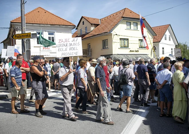 Protest kmetov za odstrel zveri v Velikih Laščah FOTO: Blaž Samec