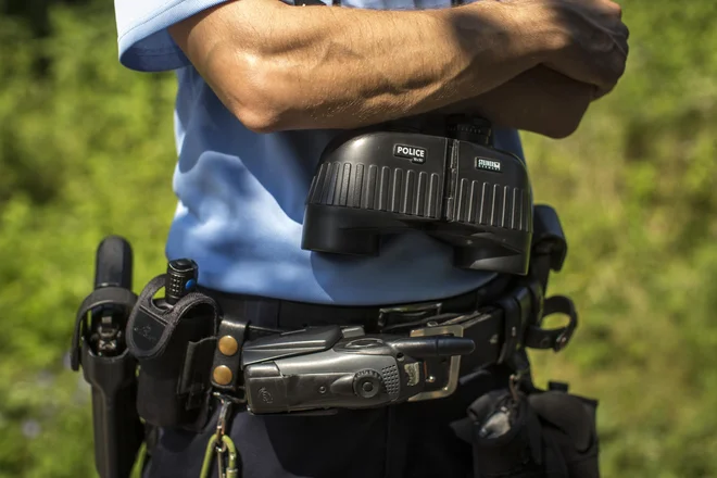 Neprilagojena hitrost še vedno velja za glavni vzrok prometnih nesreč, zato policisti po vsej državi poostreno preverjajo, ali vozniki upoštevajo omejitve hitrosti. FOTO: Voranc Vogel/Delo