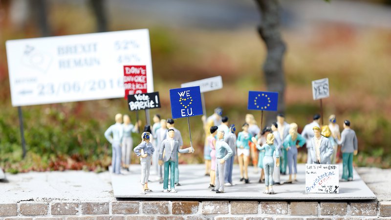 Fotografija: »Za« in »proti« brexitu sta našla svoj odmev tudi v ironičnih miniaturah. Posledice pa bodo resnične - in žal ne majhne. FOTO: Reuters