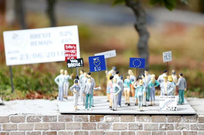 &raquo;Za&laquo; in &raquo;proti&laquo; brexitu sta našla svoj odmev tudi v ironičnih miniaturah. Posledice pa bodo resnične - in žal ne majhne. FOTO: Reuters