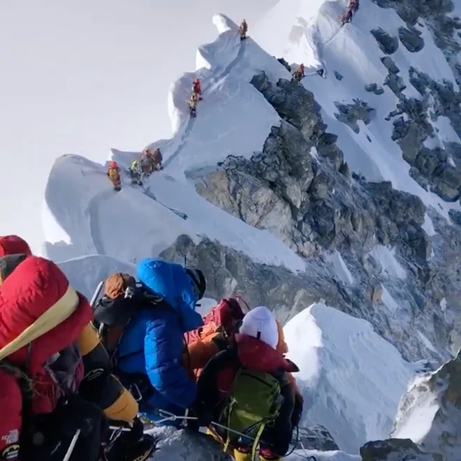 Gneča na Hillaryjevi stopnji. FOTO: Climbing The Seven Summits