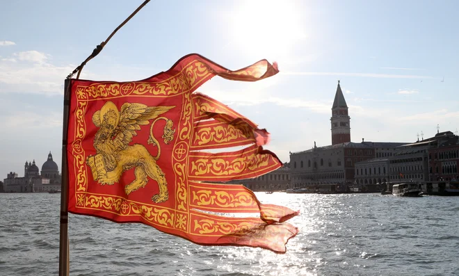 Uredba bo sprva veljala le dva meseca, italijanski tisk o njej piše kot o revoluciji pri urejanju prometa. FOTO: Marko Feist/Delo
