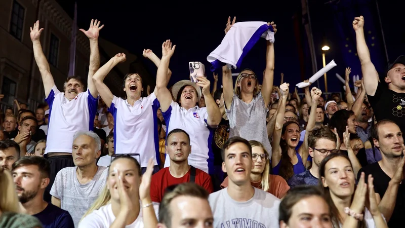 Fotografija: Za mednarodni turnir v košarki 3x3 na Kongresnem trgu je vladalo veliko zanimanje, tribune so bile polne. FOTO Voranc Vogel/Delo