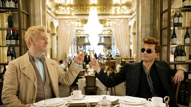 V seriji navdušujeta glavna igralca Michael Sheen, ki igra Aziraphala, in David Tennant, ki nastopi v vlogi Crowleyja. Foto promocijsko gradivo