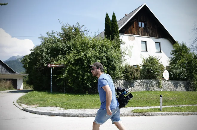 Za številne obiskovalce pesnikove rojstne hiše bo Vrba spet postala gostoljubna. FOTO: Blaž Samec/Delo