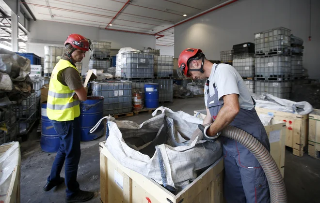 Vrhniško podjetje je pred požarom na leto poskrbelo za 36.000 ton nevarnih odpadkov, slabo četrtino vseh, ki nastanejo v Sloveniji. FOTO: Matej Družnik