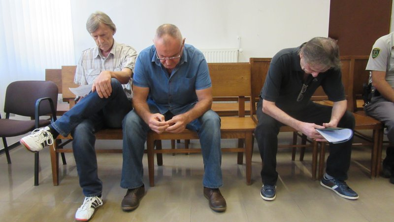 Fotografija: Obtoženi Jože Cank (desno), Ekrem Pobrić (v sredini) in Marjan Soršak (levo) so stopili pred sodnika na predobravnavnem naroku.
FOTO: Špela Kuralt