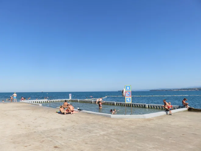 Mali kopalci so včeraj že lahko čofotali tudi v otroškem bazenu v Žusterni. FOTO Nataša Čepar