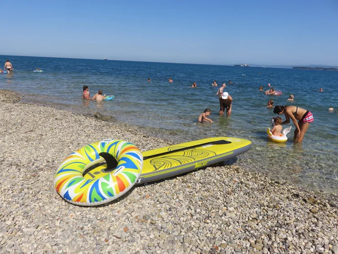 Arso ne odsvetuje več kopanja v Žusterni, saj so rezultati analiz vzorcev kopalne vode neoporečni. FOTO Nataša Čepar