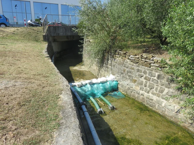 Ovira iz vreč peska onemogoča stik meteornih voda s kopališčem. FOTO Nataša Čepar