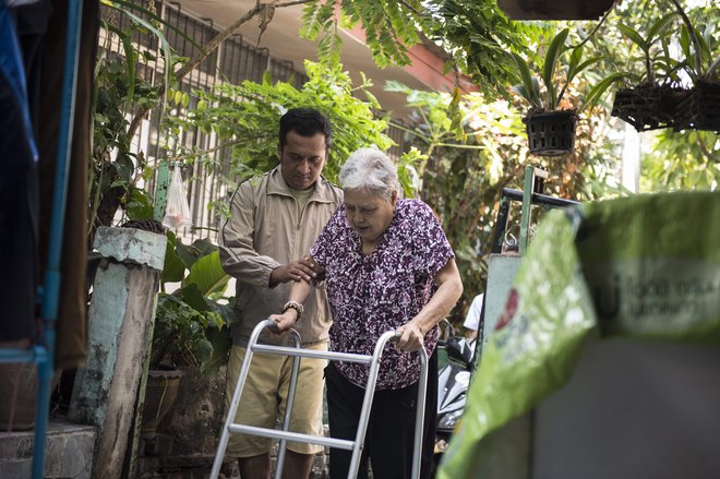 Iz Tajske ni slišati srhljivih zgodb, kakršne prihajajo iz evropskih domov, v katerih dementnim stanovalcem na veliko predpisujejo pomirjevala, jih imajo privezane na posteljo, jih na silo hranijo ali jim odrekajo vodo. Foto: AFP