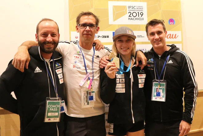 Trikrat zlata na svetovnem prvenstvu na Japonskem Janja Garnbret s trenerskim štabom (z leve): Urhom Čehovinom, Luko Fondo in Gorazdom Hrenom.&nbsp; FOTO: Manca Ogrin