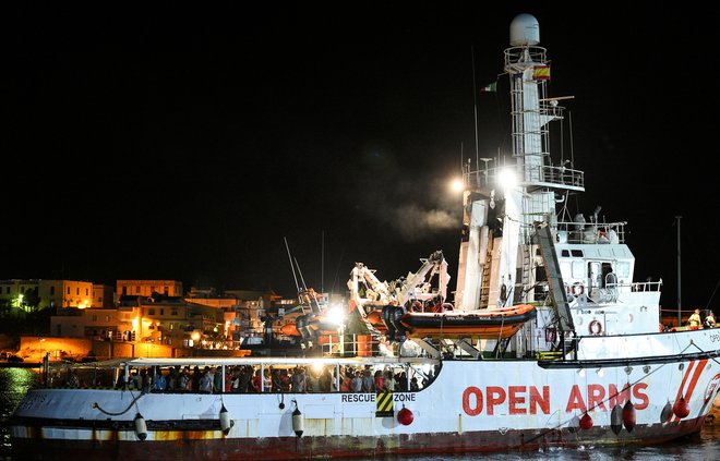 »Nočne more je končno konec,,« so se na odločitev tožilstva o takojšnjem izkrcanju vseh na ladji odzvali v organizaciji Open Arms. FOTO: Guglielmo Mangiapane/Reuters